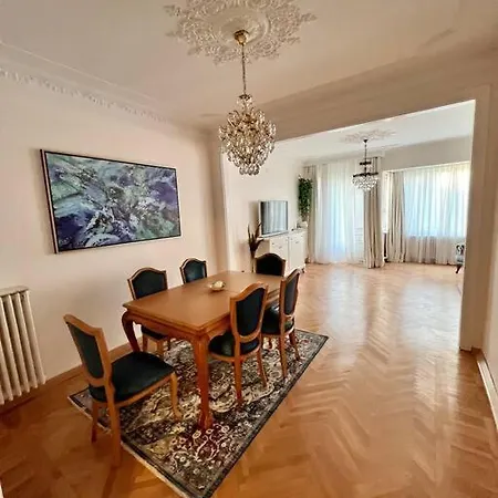 Of Cihangir Cozy Location,2 Bedrooms And An Elevator Lägenhet *