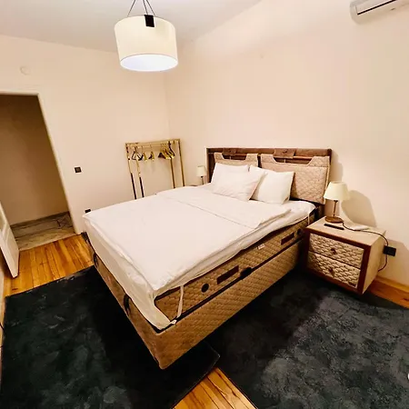 Of Cihangir Cozy Location,2 Bedrooms And An Elevator Lägenhet