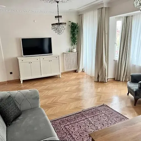 Of Cihangir Cozy Location,2 Bedrooms And An Elevator Appartamento